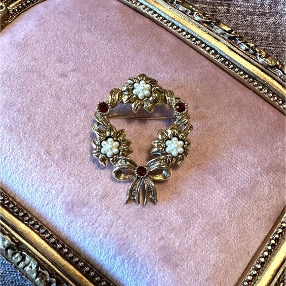 Avon Vintage Gold-Tone Wreath Brooch With Faux Pearls & Red Rhinestones - Picture 5 of 10